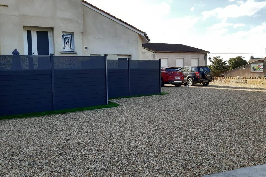 Superbe Appartement Renove 4 Personnes Le Zen Scandi Au Centre Ville - Draps - Serviettes Parking - La Roche-Chalais المظهر الخارجي الصورة