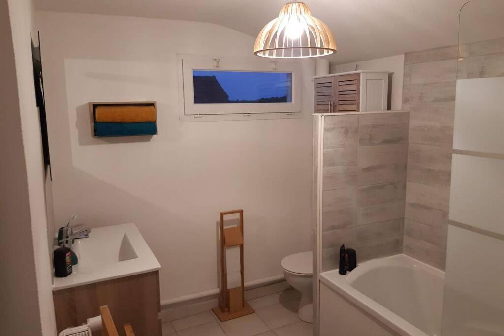 Superbe Appartement Renove 4 Personnes Le Zen Scandi Au Centre Ville - Draps - Serviettes Parking - La Roche-Chalais المظهر الخارجي الصورة