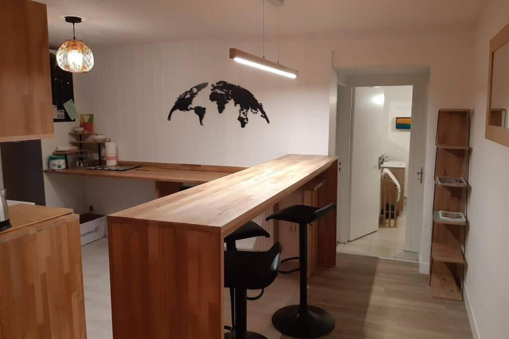 Superbe Appartement Renove 4 Personnes Le Zen Scandi Au Centre Ville - Draps - Serviettes Parking - La Roche-Chalais المظهر الخارجي الصورة